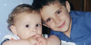 Jona smiling next to his brother.